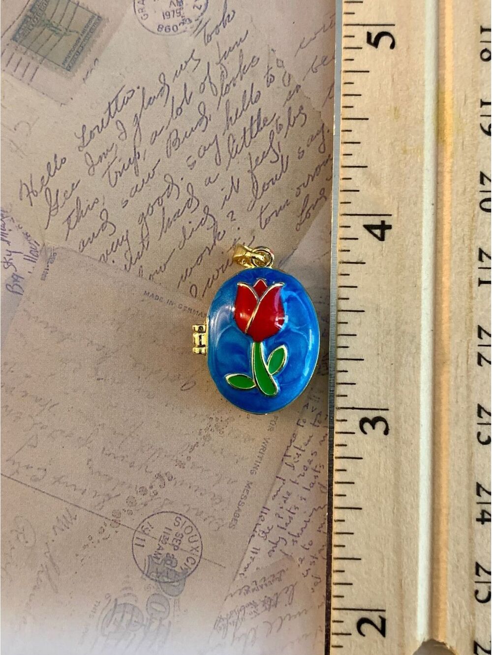 Charming Floral Enamel Oval Locket Pendant with Gold Tone Finish - Picture 4 of 4